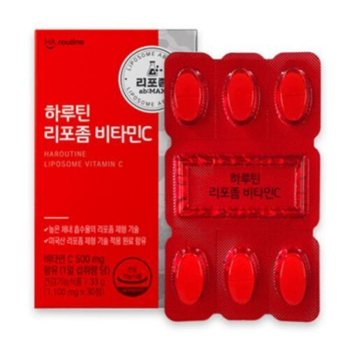 하루틴 리포좀 비타민C 제품의 빨간색 포장과 6개의 알약이 들어 있는 블리스터 팩이 나란히 놓여 있다.